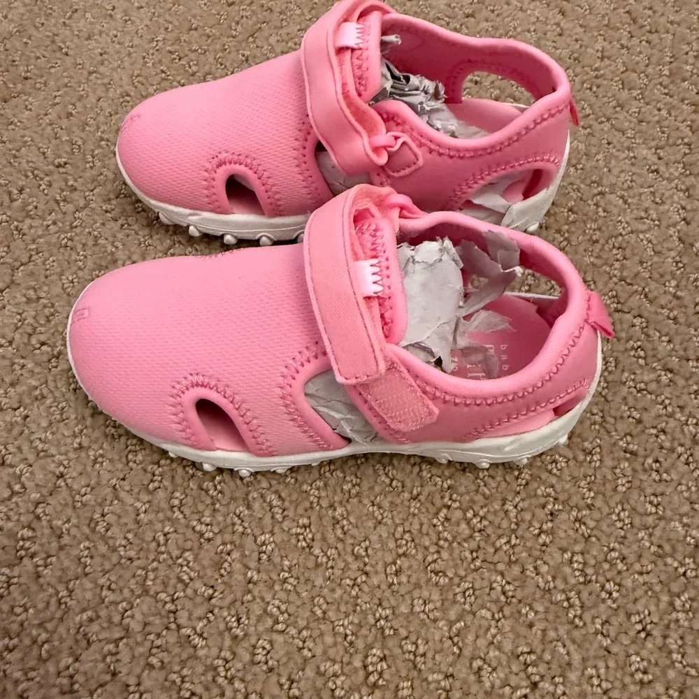 New without tag. Baby Gap water shoes. Size 7T/8T